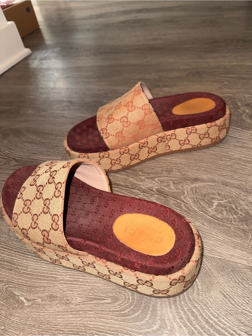 Gucci Beige GG Canvas Slide Sandals with Burgundy Footbed - Picture 2 of 2